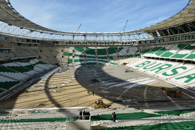 Yeni sezonda Bursaspor'un maçlarını oynayacağı stadyumda zemin çalışmalarında alttan ısıtma sisteminin montajı yapıldı.