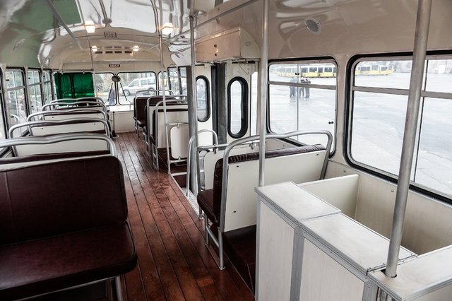 Arkaları açık sahanlıklı olarak dizayn edilen arabalardan üçü 21 Ekim 1927 sabahından itibaren 5 kuruşluk bilet ücreti karşılığında Beyazıt Meydanı-Bakırcılar-Fuatpaşa-Mercan-Fincancılar-Sultanhamam-Eminönü Eski Postane hatlarında yer aldı.