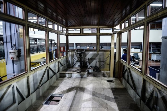 Nostaljik araçları kullanacak yolcuların aynı zamanda o dönemin popüler şarkılarını da dinleyeceklerine dikkati çeken Sever, "Otobüs içindeki müzik sistemi, o devrin şarkıları ve namelerini yansıtıyor. -