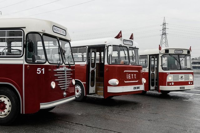 1931 yılından itibaren 'Taksim-Akaretler-Beşiktaş' arasında çalıştırılan otobüsler, filonun yenilenerek büyütülmesi çalışmaları kapsamında 30 Eylül 1942'de seferden kaldırıldı." -
