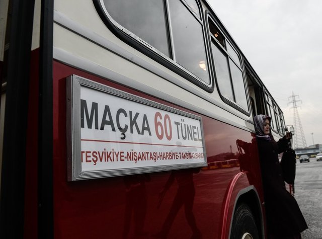 Motorları yolcu taşıma kabininin altında ve yatay şekilde monte edildiği için 'Trambus' olarak tanınan kısa Büssingler, 26 oturma ve 25 de ayakta olmak üzere toplam 51 yolcu kapasitesine sahip." -