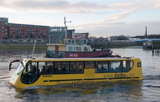 Hollandalıların aslında 'amfibüs'ü yapmalarındaki amaçlardan birisi de bir gün ülkeleri su altında kalırsa bu araçlar ile ülkelerinden kaçmayı planlamaları. -