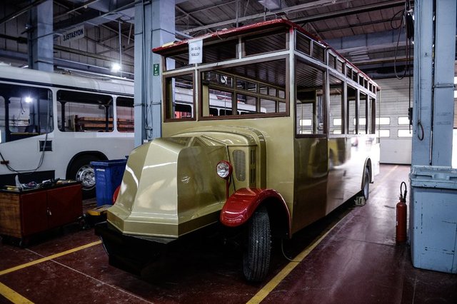 İstanbul'da hizmette olan "Tosun" marka otobüsün dışında "Büssing", "Leyland" ve "Renault-Scemia" marka otobüsleri 85 personelin emeğiyle 8 ay boyunca çalışarak yeniden yaptıklarını belirten Sever, araçların...