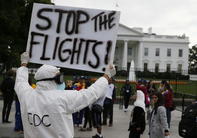 Maryland, Annapolis protestocusu Jeff Hulbert, Ebola virüsünün yayılmasının durdurmak için konulan seyahat engeli lehine yaptığı gösteride bir levha taşıyor. (16 Ekim 2014, REUTERS/Jim Bourg)