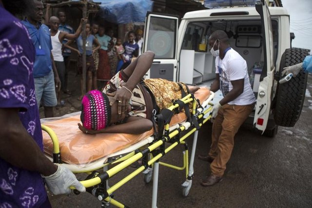 Freetown'da Ebola'ya yakalandığından şüphelenilen hamile bir kadın, sedye ile ambulansa kaldırılıyor. (Sierra Leone, 19 Eylül 2014, REUTERS/Bindra/UNICEF)