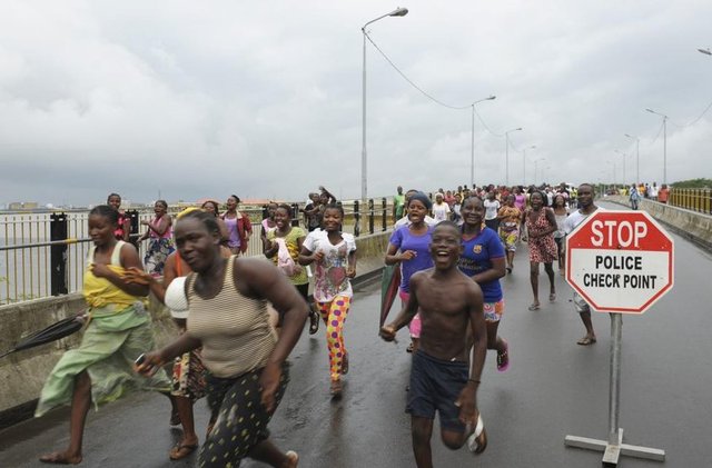 Monrovia'daki West Point sakinleri, Liberya Hükümeti tarafından karantinanın kaldırılmasını kutluyor. (30 Ağustos 2014, REUTERS/2Tango)