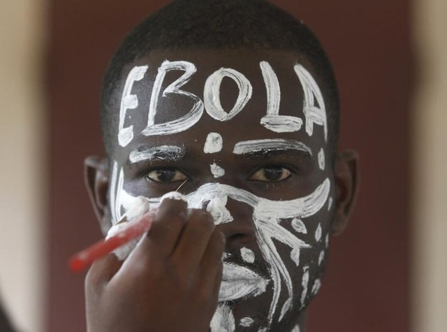 Abidjan'daki Anono Okulu'nda, virüse karşı farkındalık kampanyasında Ebola rolünü oynayan bir oyuncu, performansına hazırlanıyor. (Ivory Coast, 25 Eylül 2014, REUTERS/Luc Gnago)