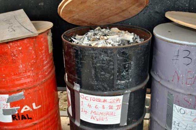 Varillerin üzerine yapıştırılmış kağıtlarda yazan tarihler ölenlerin yakıldıkları günlere işaret ediyor.