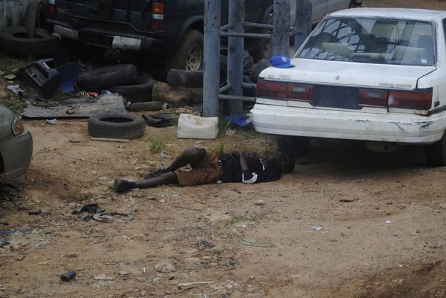 'Sınır tanımayan doktorlar'a göre Ebola virüsü taşıdığı düşünülen bir adam, Monrovia'da sokakta cansız yatıyor. (Liberya, 9 Eylül 2014, REUTERS/James Giahyue)