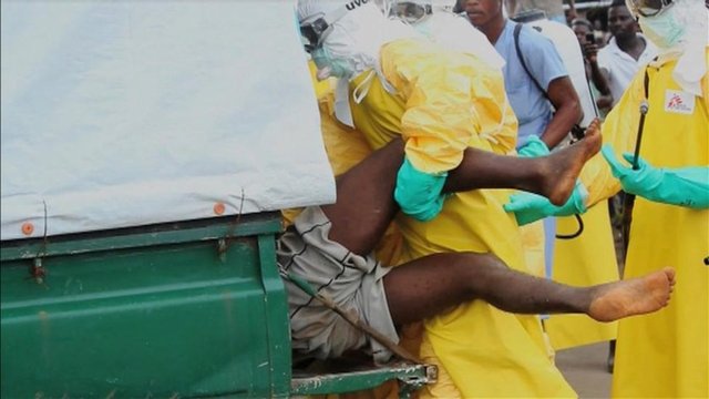 Sağlık çalışanları, Monrovia'nın Elwa Hastanesi'ndeki karantinadan kaçan bir Ebola hastasını ambulansa götürüyor. (Liberya,  1 Eylül 2014, REUTERS/Reuters TV)