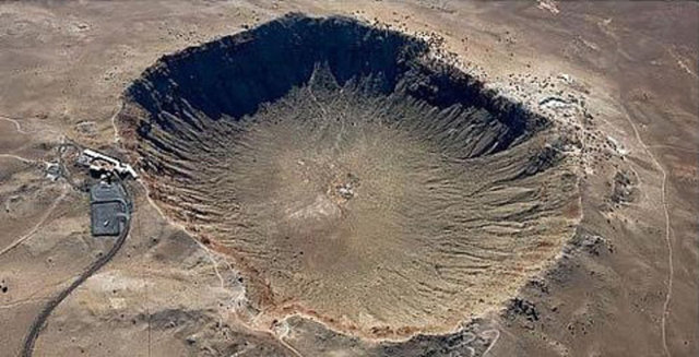 Yaklaşık 50 metre çapında bir asteroid, Arizona'daki dev krateri oluşturdu. Kraterin çapı 1,2 km, derinliği 175 metre.