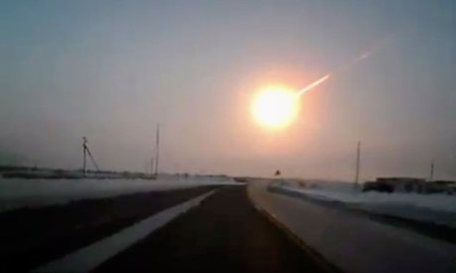 15 Şubat 2013 tarihinde yerel saate göre sabah 09.20 civarında parlak bir meteor Rusya semalarında belirdi. Saatte yaklaşık 60.000 km hızla hareket eden cisim parlak bir ateş topuna dönüştü ve atmosferde patladı.