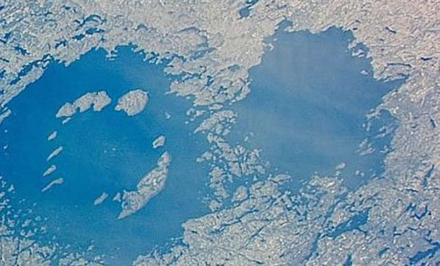 Kanada'da 290 milyon yıl önce iki asteroidin aynı anda çarpması sonucu oluşmuş: West Clearwater Gölü, 32 km çapa; daha küçük olanı "East Clearwater Gölü" ise 22 km çapa sahip.