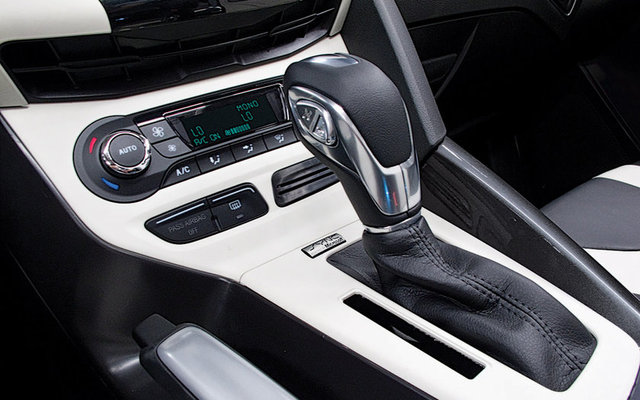 Kilidi açtıktan sonra açma tuşuna 3-5 saniye basılı tutun. 4 camın tümü açılacaktır. Buda global açmadır. Ancak kapama tüm ghia'larda olmasına rağmen açma işlemi makyaj öncesi focuslarda bulunmamaktadır.