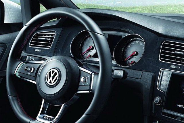 Geri vitese takıldığında sağ aynanın aşağı inmesi -