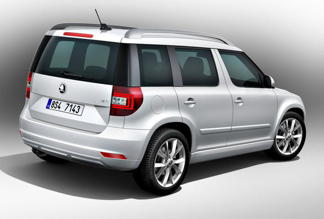 SKODA ROOMSTER - Geri vitese takınca egsos gazını içeri almasın diye hava girişini kapatır. İç sirkülasyon özelliği otomtik olarak devreye girer -