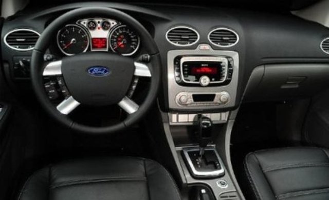 Uzaktan kumandanın kilitleme ve açma butonlarına 5 saniye boyunca aynı anda basılı tutun, arabanın sinyalleri yanacaktır ; Sonrasında açma düğmesine bir kez basarsanız sadece sürücü kapısının kilidi açılacak,iki kere basarsanız tüm kapılarınki açılacaktır