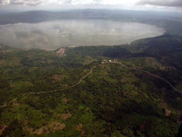Gana'nın Kumasi bölgesinden 30 km güneydoğusunda bulunan "Bosumtwi Krater Gölü", ülkenin tek doğal gölü. Kraterin çapı 10,5 km.