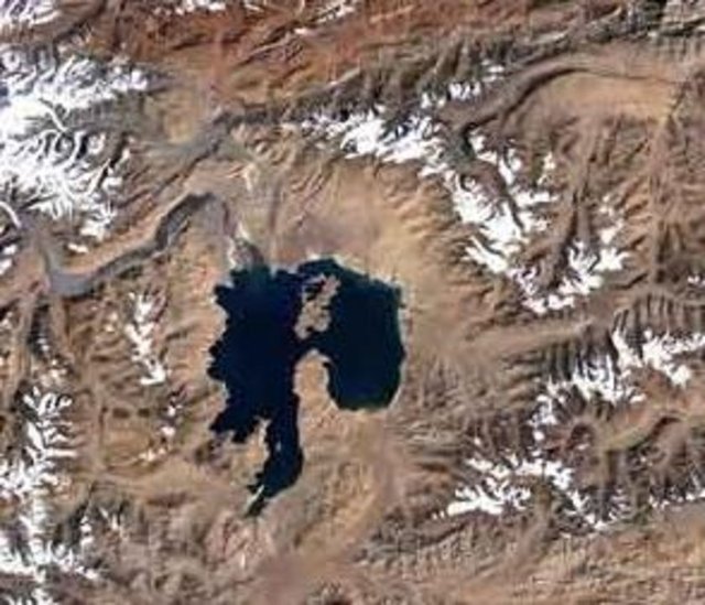 Tacikistan'da bulunan 25 km genişliğindeki Kara-Kul gölü 45 km genişliğindeki çöküntünün tam ortasında bulunur ve bir meteor çarpması ile oluşmuştur. Yakın zamanda uydu görüntüleri yardımıyla bulunan bir kraterdir.