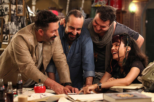 ironik bir film çekimi sürecine 'geçmişin figüranı, şimdinin korsancısı' bir karakter üzerinden bakıyor. Kaliteli bir komedi filminin sözünü veriyor.