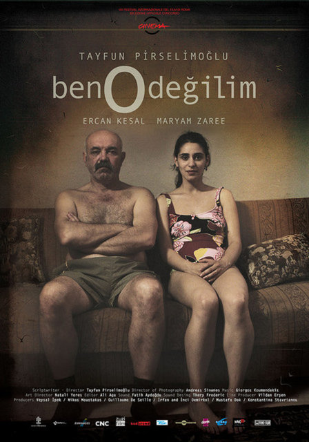 11-Ben O Değilim  -  - Dostoyevski'nin 'Öteki' adlı kısa romanından yola çıkıp bir yemekhanede çalışan Nihat'ın kimlik bunalımını 'çiftgezer' (doppelganger) kavramı üzerinden ele alıyor. Tsai Ming-Liang ile Aki Karusmäki'nin 'minimalist komedi'