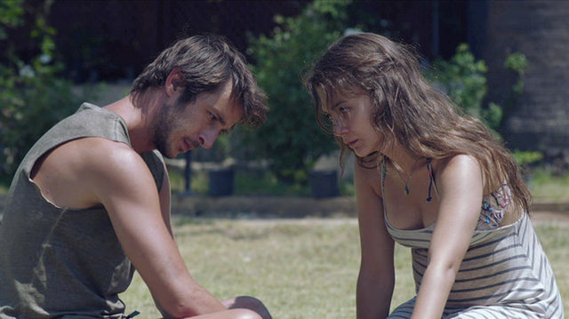 "Deniz Seviyesi", sinemamıza Amerikan bağımsız sinemasından etkilenen Esra Saydam-Nisan Dağ ikilisini armağan ederken, sahil fonunun ferahlatıcı etkisini 'gerçekçilik'le buluşturuyor. Böylece evli kadınların sorunlarına dikkat çekme olanağı yakalıyor.