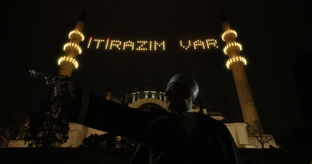 Onur Ünlü'nün uçarı zihnini, yılın en iyi erkek oyuncu performansını veren Serkan Keskin'in kültleşecek 'dedektif ruhlu imam' tiplemesiyle birleştirmesi ise başlı başına bir izleme sebebi!