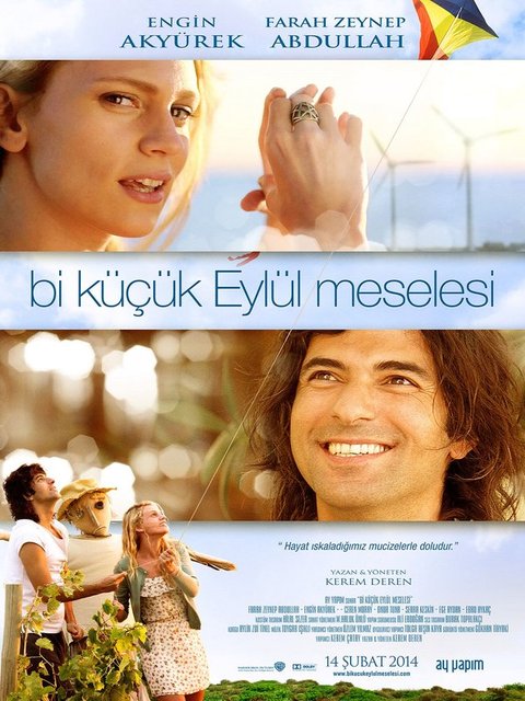 7-Bi Küçük Eylül Meselesi  -  - Gizemli, masalsı ve capcanlı aşk filmi mizanseni, kimlik bunalımını işlerken Ömer Kavur'dan da izler taşıyor.
