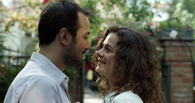 Uygar Şirin'in romanından sinemaya uyarlanan "Karışık Kaset", Sarp Apak-Özge Özpirinççi uyumuyla müzikle yaşayan bir kuşağın yıllara meydan okuyan aşkını, üç ayrı periyot üzerinden masaya yatırıyor. Alanında aranan ana akım örneklerden birine dönüşüyor.