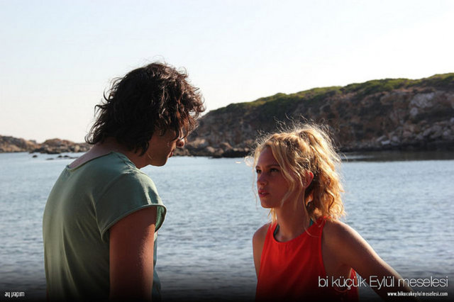 'Ezel'in yaratıcısı Kerem Deren, Farah Zeynep Abdullah'ı en kalıcı performansına taşıyor. Seyirci ise hikayeyi takip etme azminden dolayı perdeden gözünü ayıramıyor. "Bir Küçük Eylül Meselesi", şüphesiz yılın en heyecan verici yerli aşk filmi.