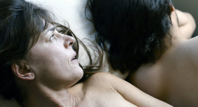 İnsan kaçakçılığını ve ise bulanmış kimliksiz bireyleri ele alan "Kumun Tadı", kadın yönetmen Melisa Önel'i sinemaya kazandırırken hikayenin 'aşk/ilişki' tarafına yaklaşımıyla akılda kalıyor. Timuçin Esen'in başrol performansından çok şey bekliyor.