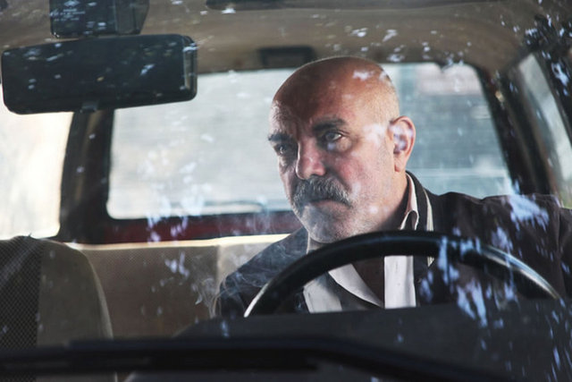 denemelerini akla getiren "Ben O Değilim", zamanla becerikli oyuncu Ercan Kesal'ın bireysel şovuna dönüşüyor. Tayfun Pirselimoğlu'nun kariyerinde Ölüm Üçlemesi'nin seviyesine ulaşamasa da olgunluğunu hissettirdiği filmi olarak bir yere oturuyor.