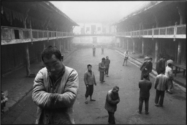 Çin'in akıl hastaneleriÇinli fotoğrafçı Lu Nan 15 yıl boyunca Çin'in farklı bölgelerindeki akıl hastanelerini fotoğrafladı...