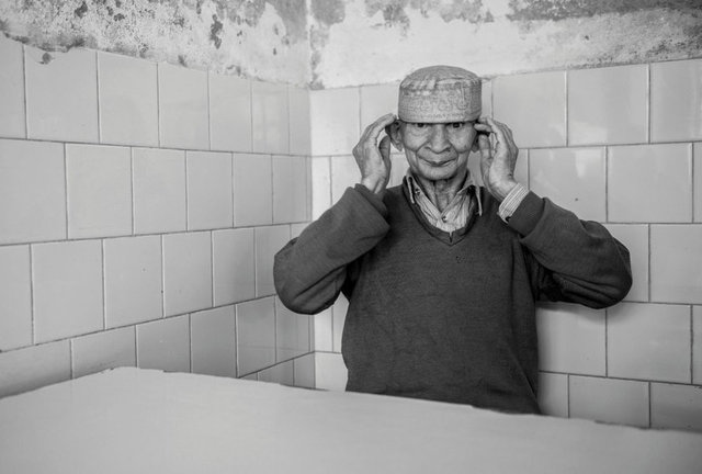 Abdul Shakoor isimli hasta 45 yıldır bu hastanede olduğunu söyleyen fotoğrafçı, hastanın çok az konuştuğunu söyledi. Son derece sevimli bir kişi olduğunu ifade etti.  -