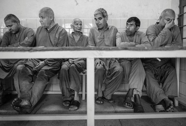 70 ziyaretçi sonrası yemek masasında oturan hastalar. Fotoğrafçı bu hastaların bazılarının normal insanlardan daha iyi düşünebildiğini ifade etti.  -