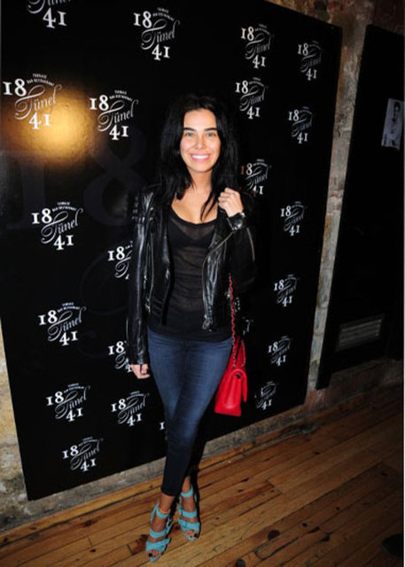 ASENA Erkin önceki gece 1841 Tünel'deki yeni yıl partisindeydi. Erkin, flaşların patlamasıyla iç çamaşırı ortaya çıkınca neye uğradığını şaşırdı. Asena Erkin, eşi Caner Erkin'in bayıldığı haberini alınca partiden ayrılıp kocasının yanına koştu.