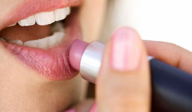 7) Parmağını kullanarak ruj lekelerinden kurtulun -  -