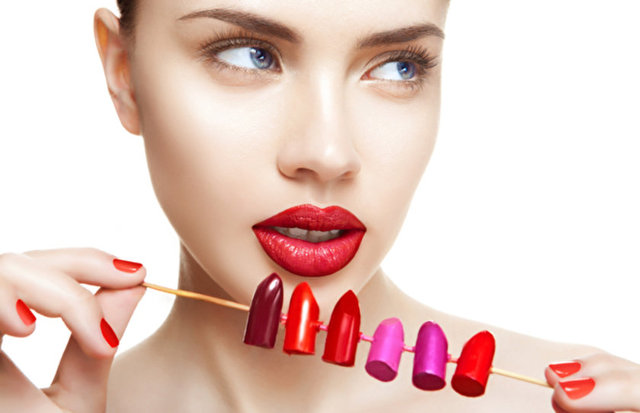 Sonrasında saç kurutma makinesini en düşük ayarda çalıştırarak rujlarının ısınmasını ve erimesini sağlayın.