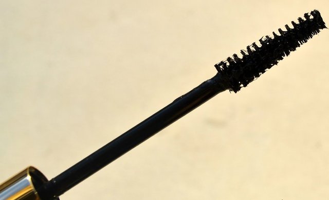 Bu sayede farın üzerinde oluşabilecek maskara lekelerini önleyebilir, makyajının mahvolmasını engelleyebilirsiniz.