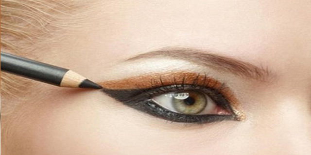Yorgunluktan ya da uykusuzluktan kızaran gözlerini, nude renkte bir göz kalemi edinerek saklayabilirsiniz.