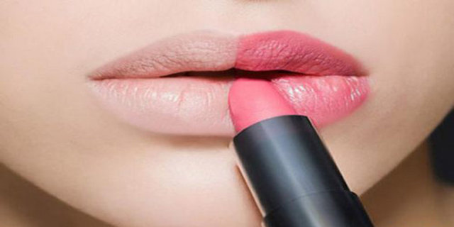 Isınan kırık parçayı parmaklarınla sabit parçaya tutturun. Yepyeni rujunuz artık sizinle.