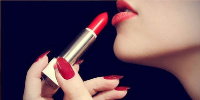 Rujun kırık kısmını ruj kabına geri koy ve alttan çakmak ya da kibritle 10 cm kadar aralık bırakarak yavaşça rujunu ısıtın.