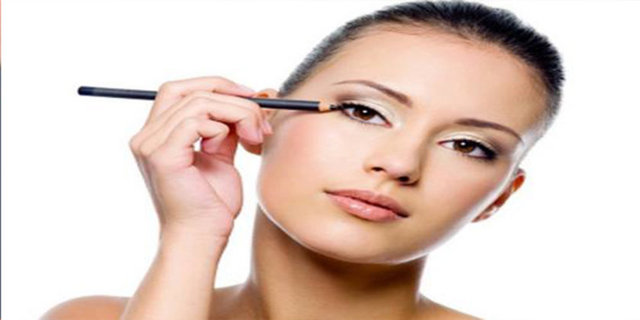 Alt kirpik diplerine kalemi çekip bir damla visine sıktığında 8 saat uyumuş gibi görüneceksiniz.