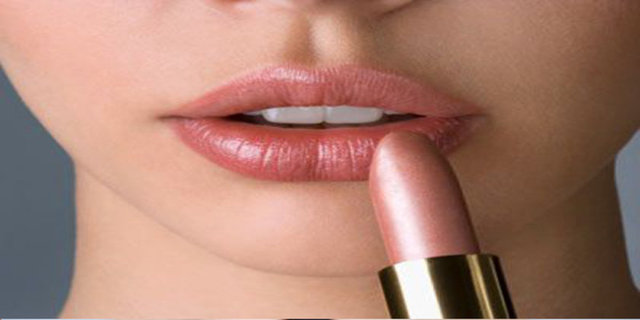 Şeffaf bir vitamin kutusunun her bölmesine ayrı ayrı en sevdiğin rujlarını doldurun.