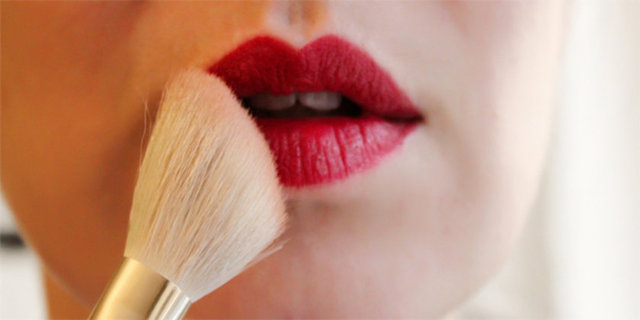 Peçete üstünden irice bir fırçayla transparan pudrayı uygulayın.