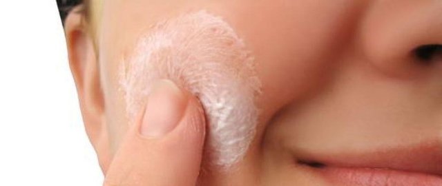 Nemlendiricinizi elinin üstüne dökün ve daha sonra bronzlaştırıcıyı ilave din.