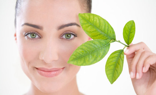 Otobronzlar gibi yoğun olmayan, tenine hafif bir ışıltı vererek parlatan bir nemlendiriciyi 5 dakikada kendiniz yapabilirsiniz.