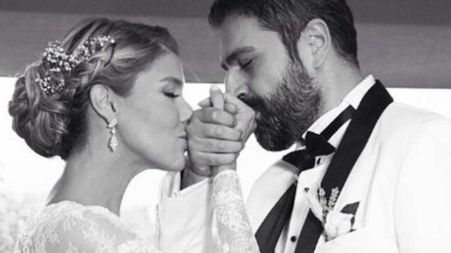 Gülben Ergen ile Erhan Çelik'in düğün fotoğrafları, sosyal medyanın en beğenilen paylaşımları arasında...