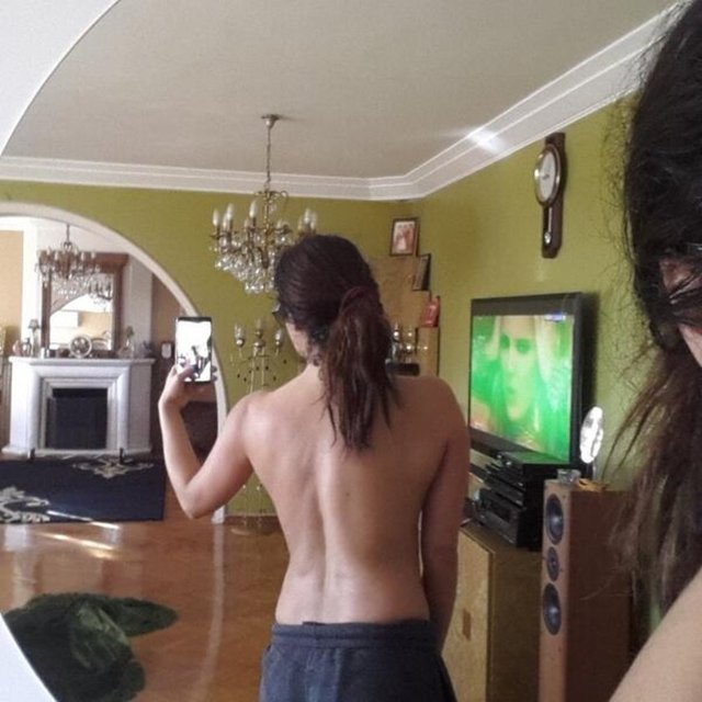 Güzel şarkıcı paylaştığı sırt selfie'siyle çok konuşulmuştu...