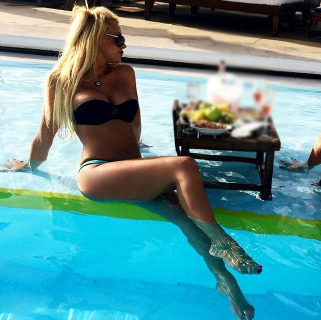 Esra-Ceyda kardeşler bu yaz gittikleri Çeşme ve Bodrum tatillerinde paylaştıkları resimlerle magazin gündemine bomba gibi düşmüştü...